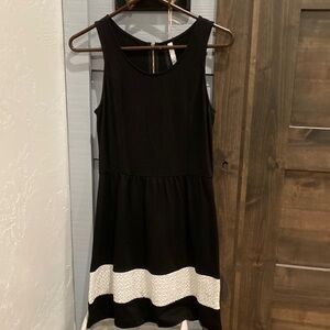 Kensie Black Dress with White Hem Eyelet Detail size small